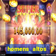 homens altos sarados pelados
